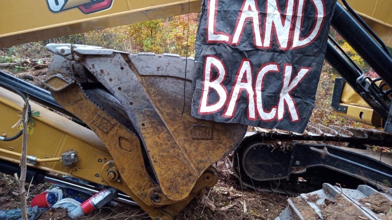 MVP protestor chained herself to an excavator