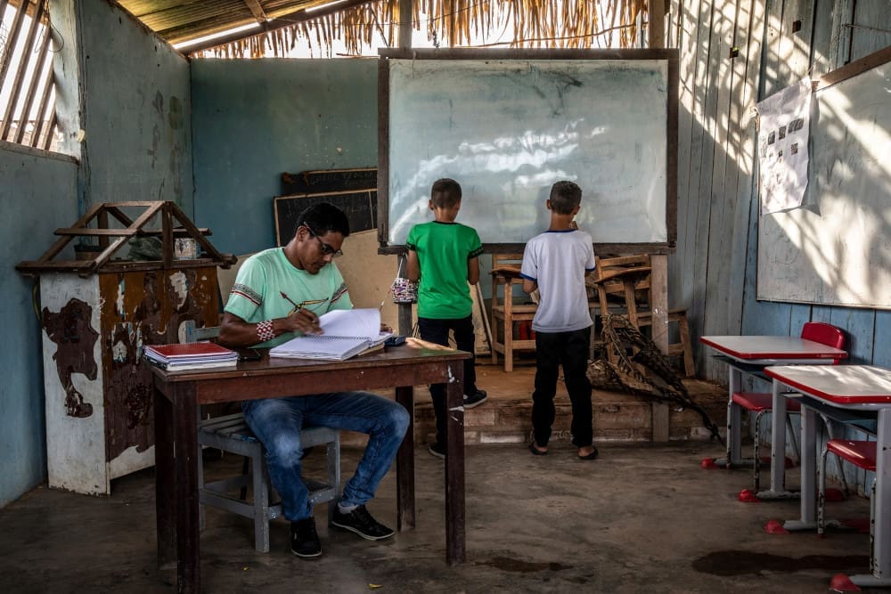 Josenildo Munduruku teaching students in a classroom