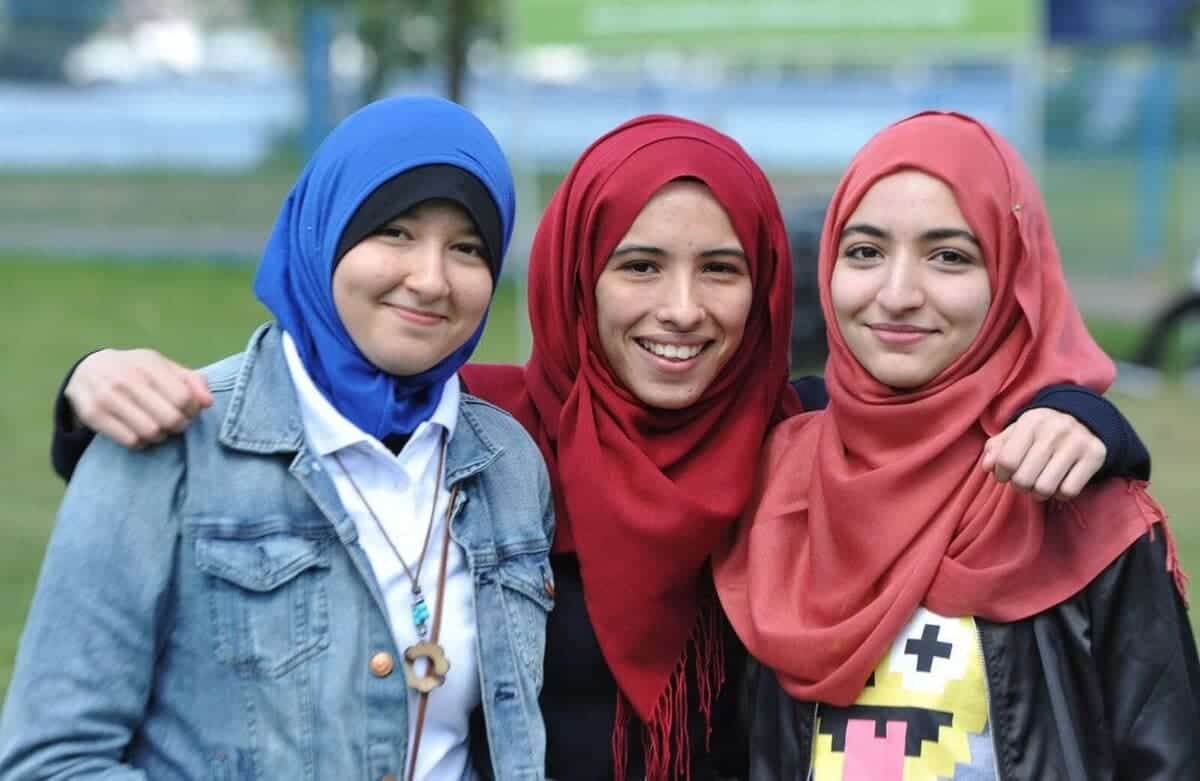 3 women wearing hijabs in france