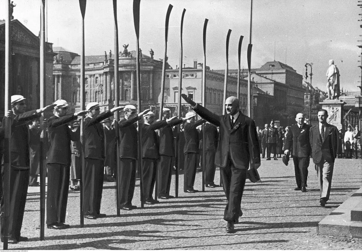 Fascism in history: 1935 european rowing championships in berlin: rico fioroni, the president of fisa, gives a nazi salute to rowing delegates before laying a wreath on the tomb of the unknown soldier.
