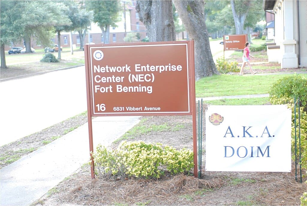 Fort benning sign after renaming one of the buildings.