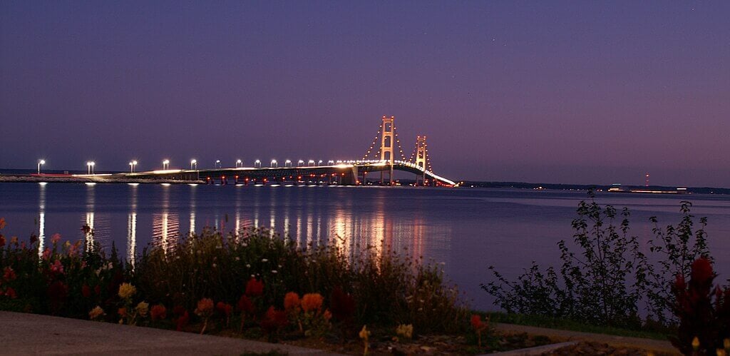 Mackinack bridge at night